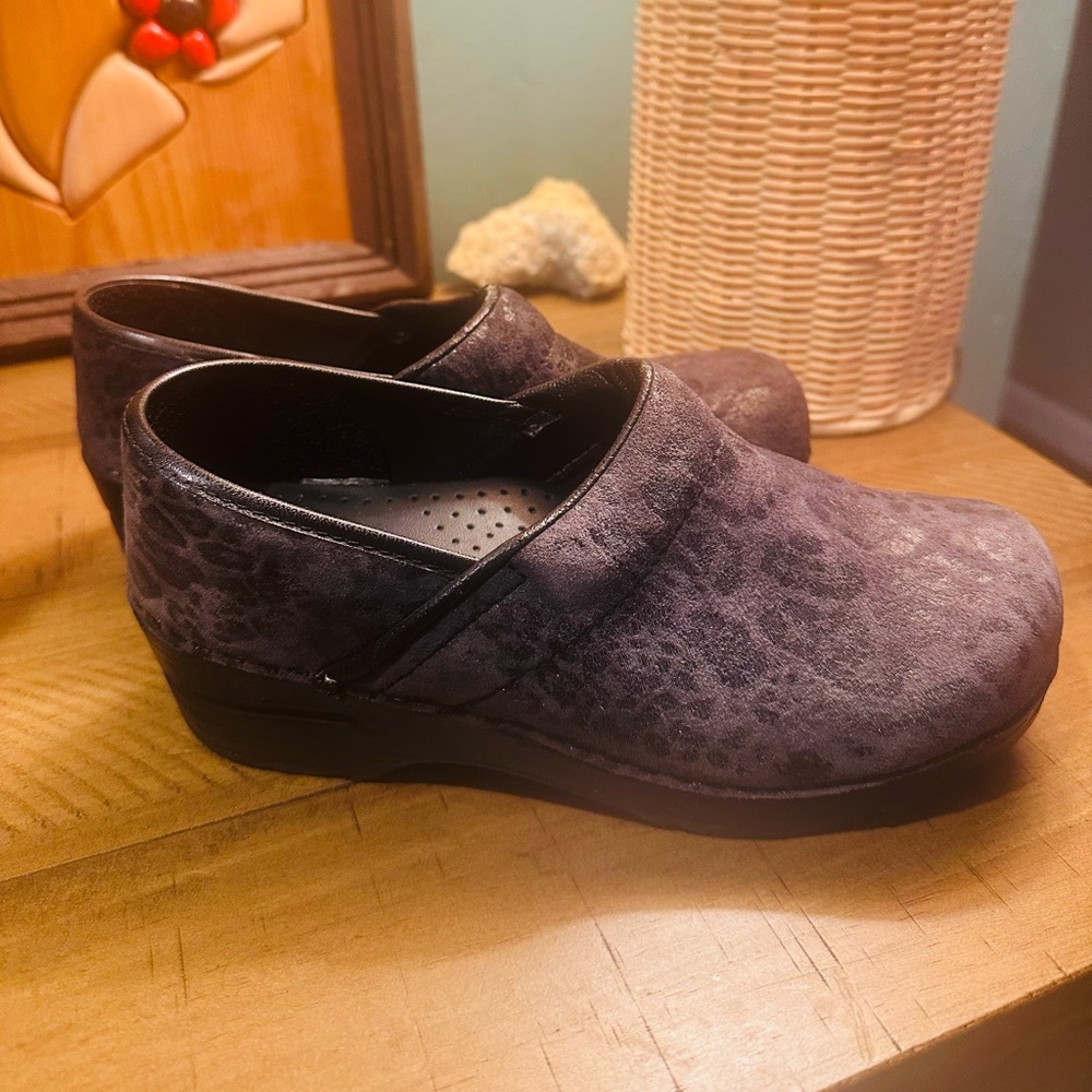 Sanita Dark Leopard Print Gray Patterned Clogs Nurse Career Size 36/ US5
